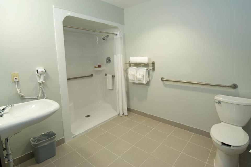 Midland Inn & Suites Buitenkant foto