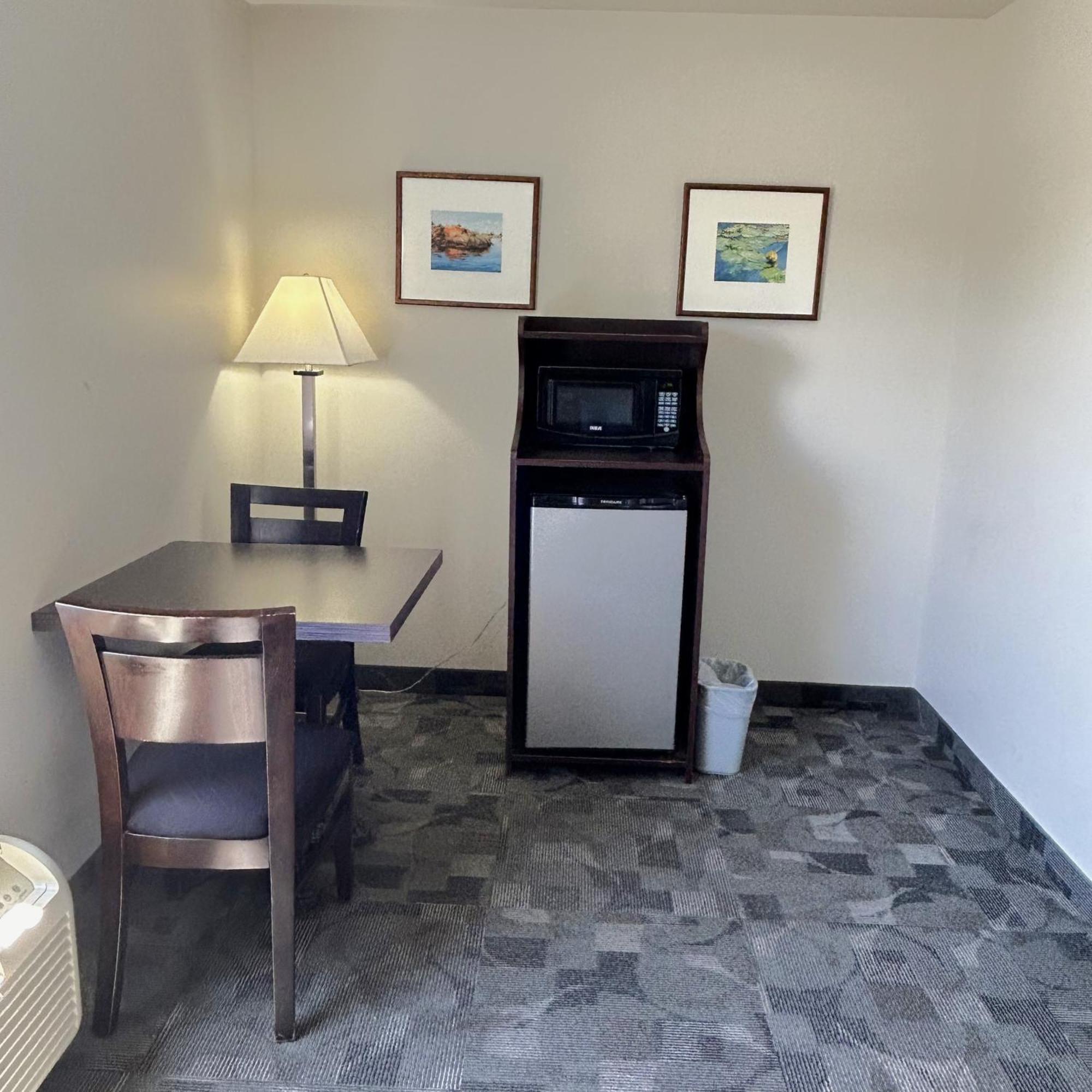 Midland Inn & Suites Buitenkant foto