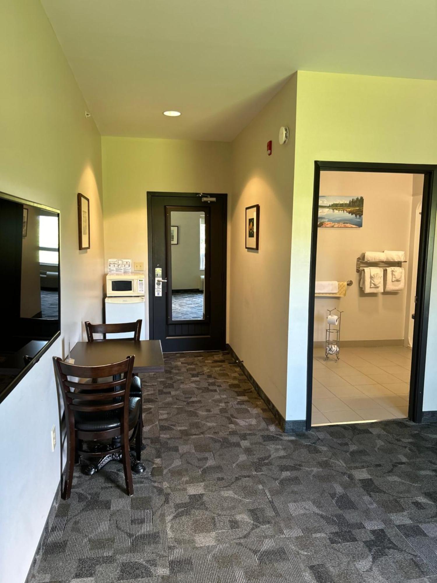 Midland Inn & Suites Buitenkant foto
