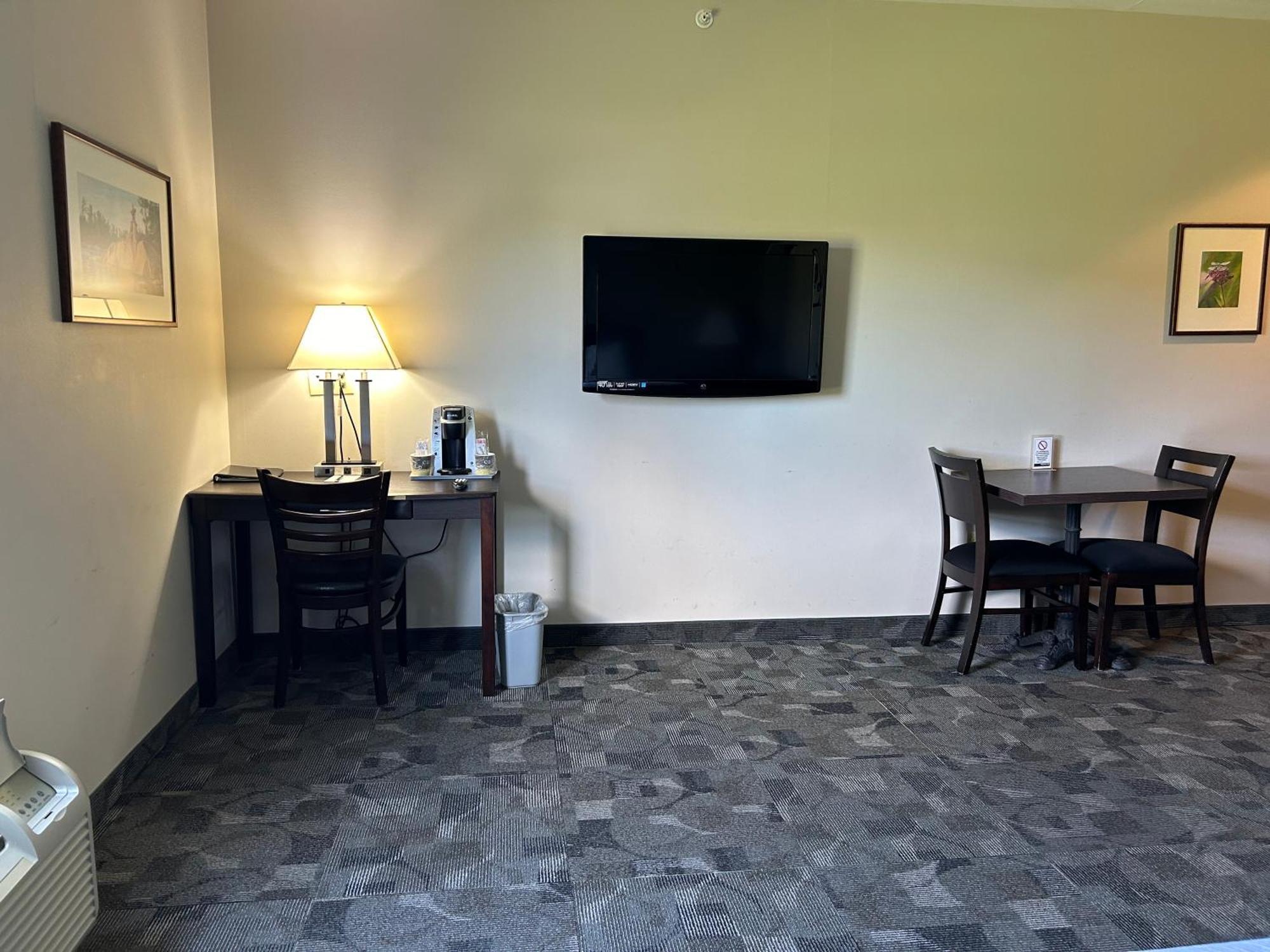 Midland Inn & Suites Buitenkant foto