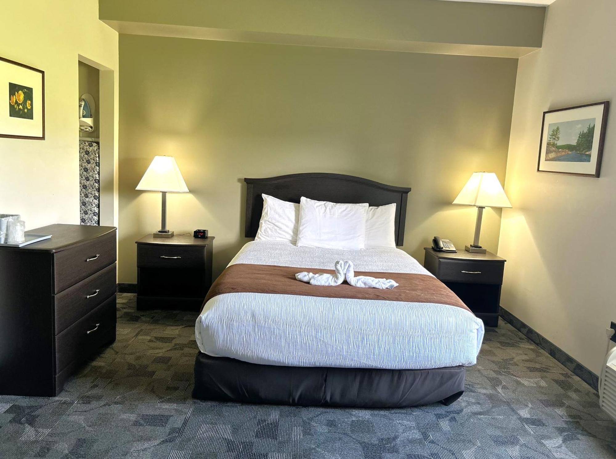 Midland Inn & Suites Buitenkant foto