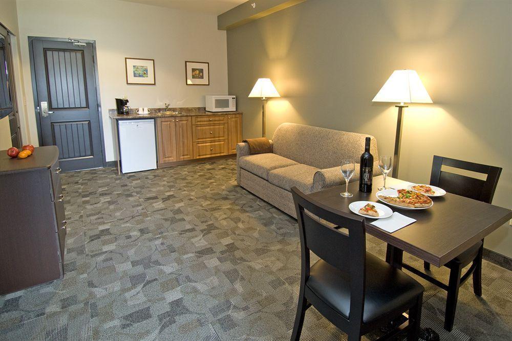 Midland Inn & Suites Buitenkant foto