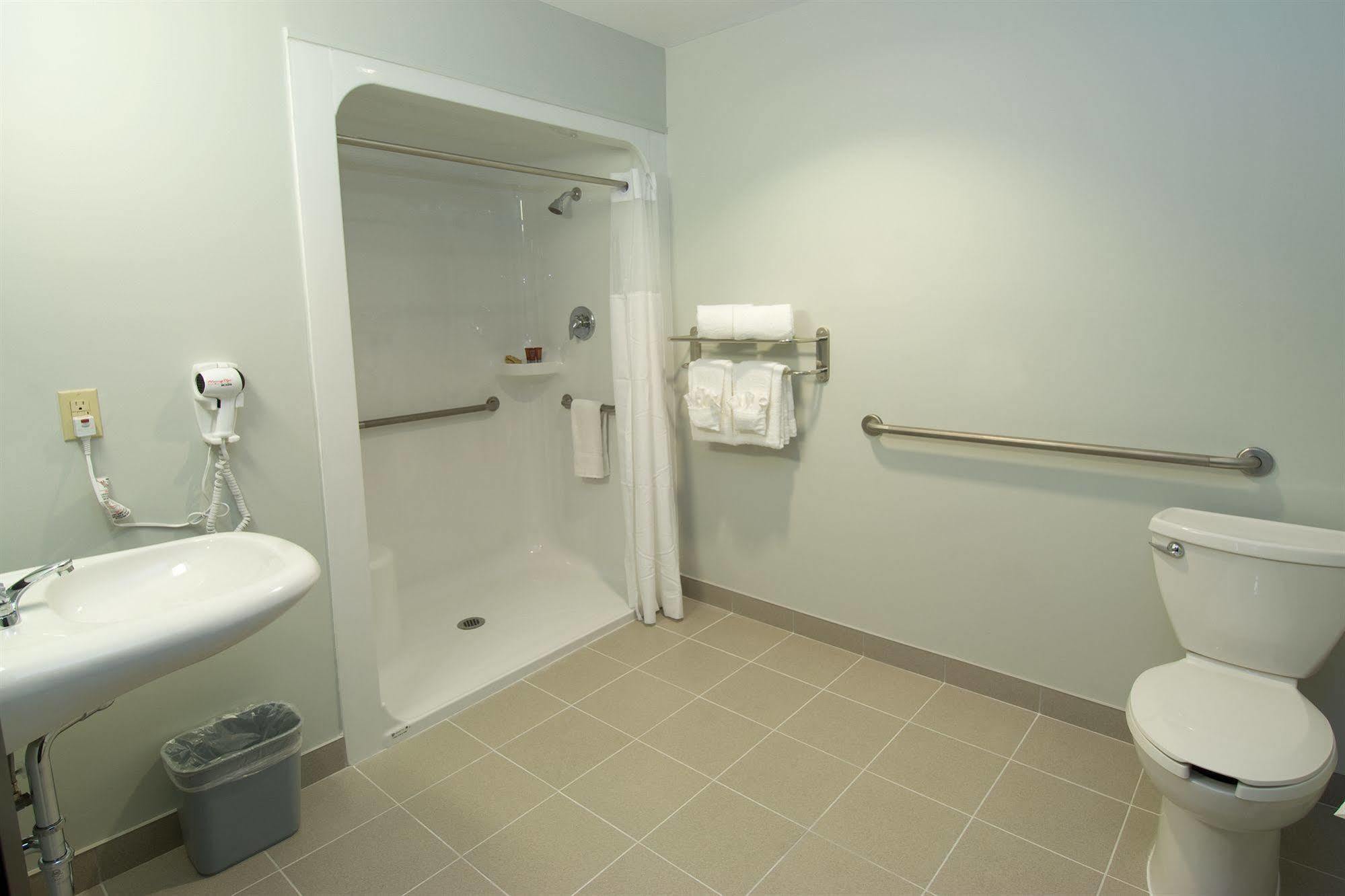 Midland Inn & Suites Buitenkant foto